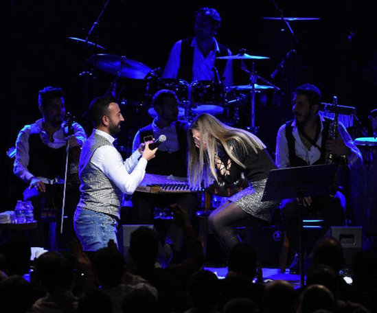 Müğənni səhnədə öpüşən cütlüyü ayıra bilmədi - Fotolar