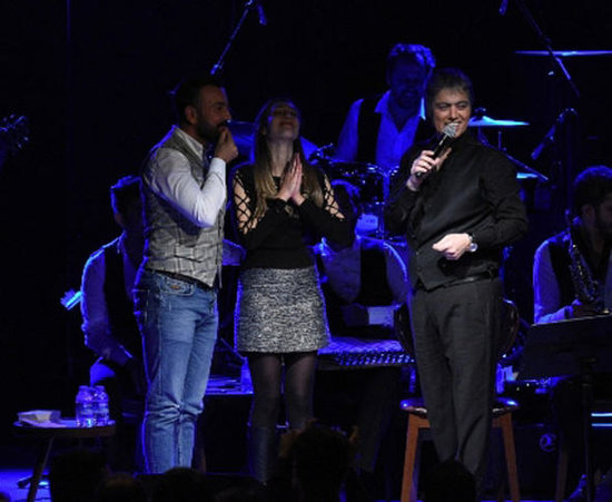 Müğənni səhnədə öpüşən cütlüyü ayıra bilmədi - Fotolar