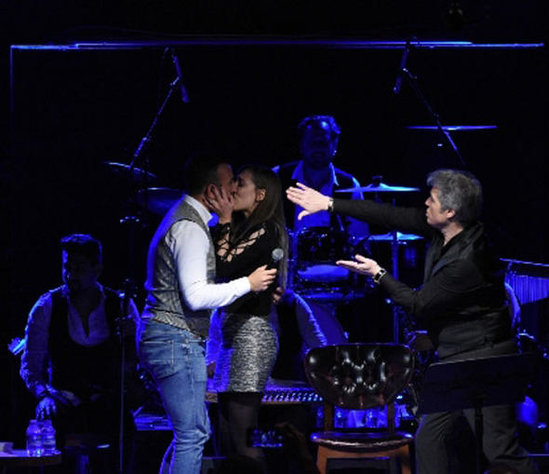 Müğənni səhnədə öpüşən cütlüyü ayıra bilmədi - Fotolar