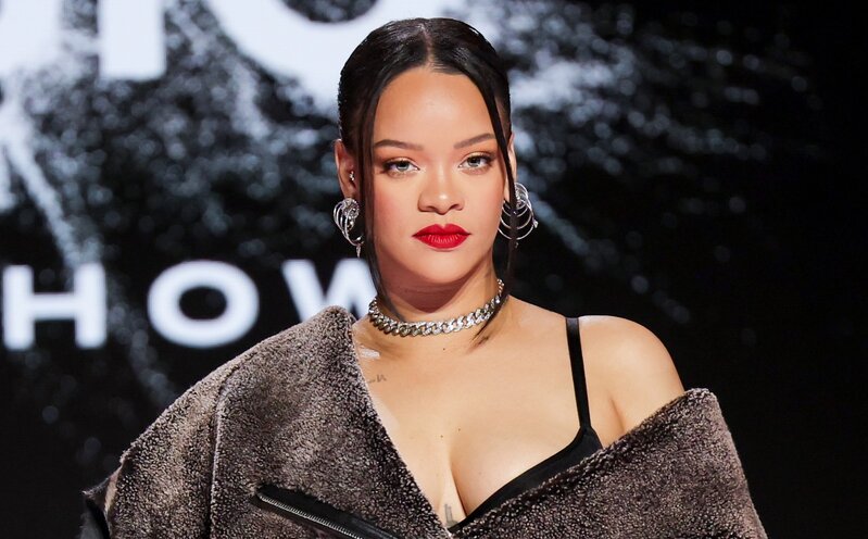 Rihanna alt paltarı brendinin reklam çarxında - FOTOLAR