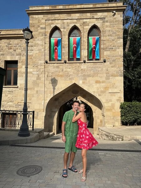Azərbaycanlı iş adamı model xanımı ilə Bakıya gəldi