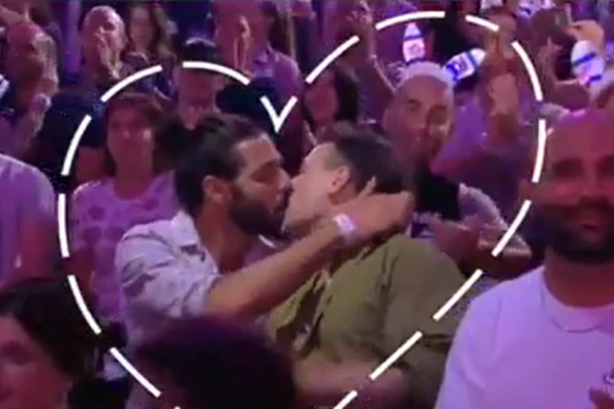 "Eurovision"un ilk gecəsində "gey"lərin öpüşməsi qalmaqal yaratdı - VİDEO