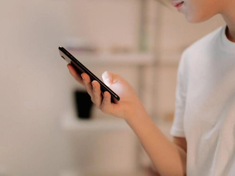 Telefonlarda ekran qoruyucuları gözlərə zərər verə bilər
