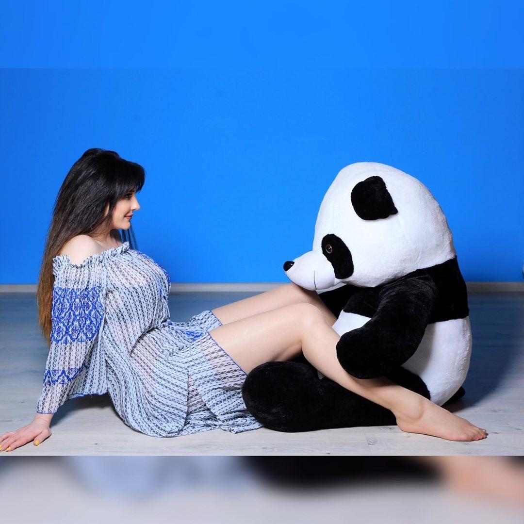 Azərbaycanlı aktrisanın panda ilə verdiyi pozalar müzakirəyə səbəb oldu - FOTO