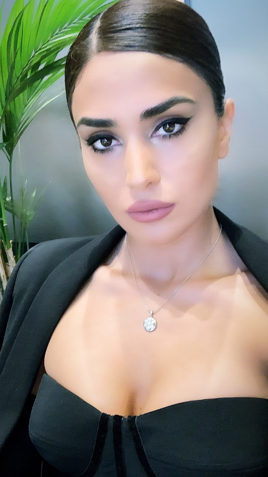 Pərvin Abıyeva dərin sinə dekoltəsi və qısa libası ilə türkləri heyran etdi - FOTO