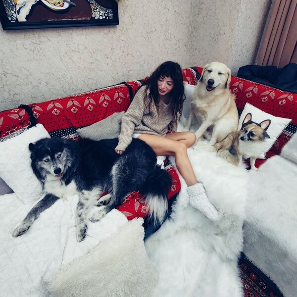 Dilarə Kazımova evində itləri ilə - FOTOLAR