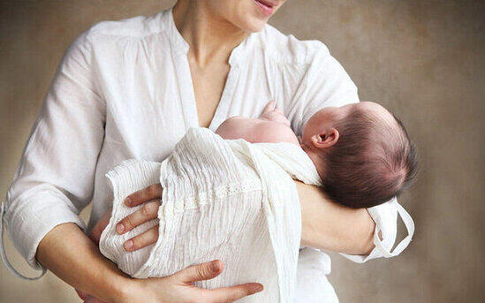 Həkimlərdən valideynlərə xəbərdarlıq: Körpələri yelləməyin