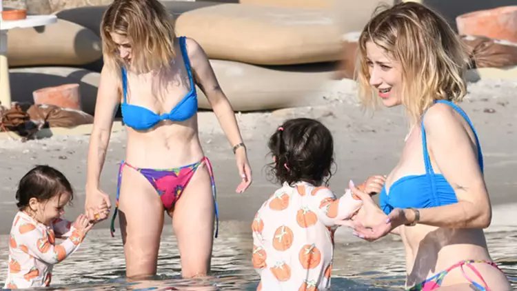 Hazal Kaya qızı ilə dənizdə - FOTO
