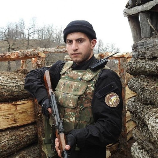 Şəhidimizin cəsədinin fotolarını yayan erməni dığalarının FOTOLARI