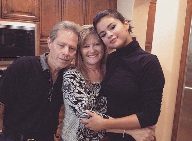 Selena Qomez toyunda ilk rəqsi babası ilə edəcək