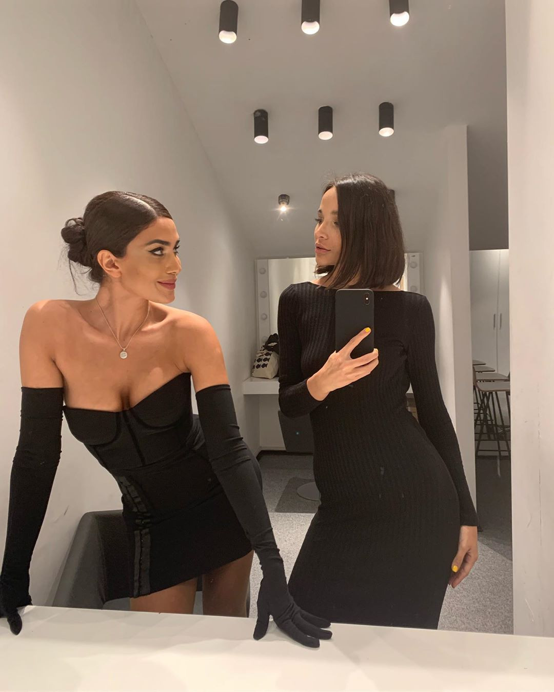 Pərvin Abıyeva dərin sinə dekoltəsi və qısa libası ilə türkləri heyran etdi - FOTO