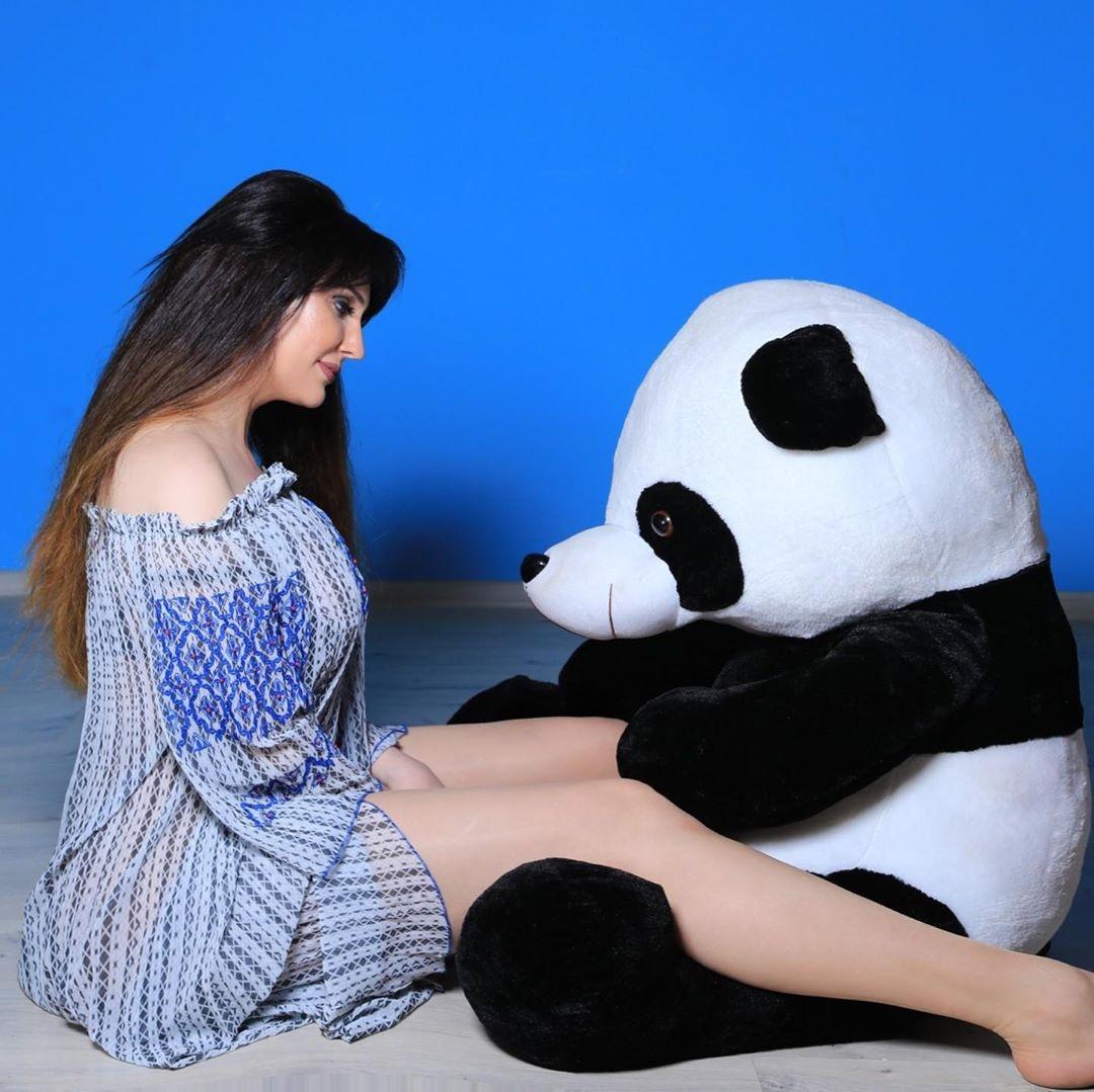 Azərbaycanlı aktrisanın panda ilə verdiyi pozalar müzakirəyə səbəb oldu - FOTO