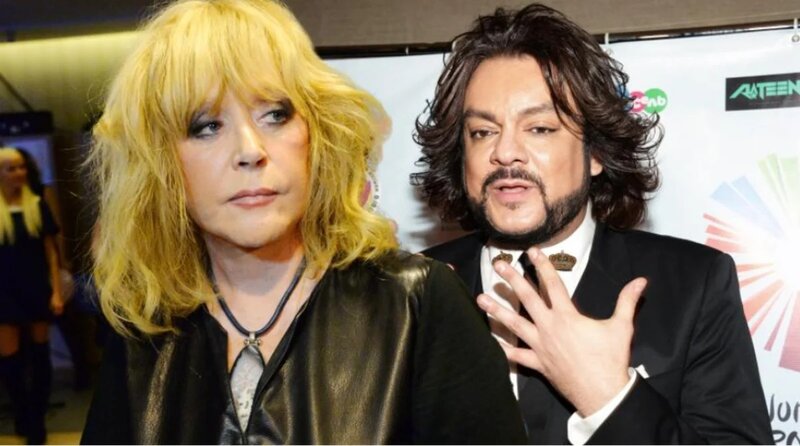 Fillip Alla Puqaçovanın kukla kolleksiyasını yığır