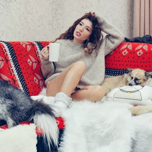 Dilarə Kazımova evində itləri ilə - FOTOLAR