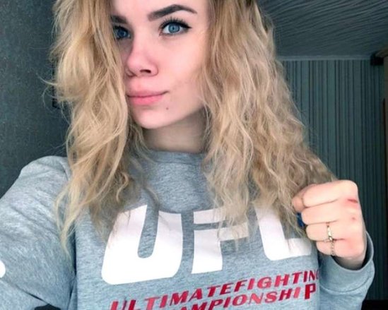 Telefonu ilə hamama girən gənc qız...