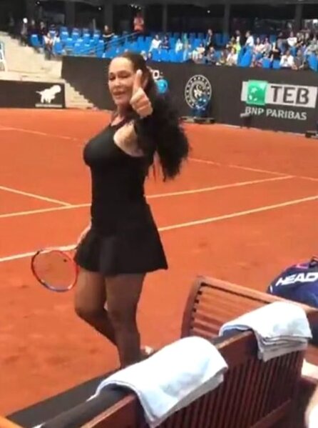 Hülya Avşarın geyindiyi tennis paltarı səs saldı - FOTO