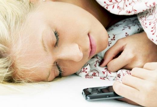 Yatarkən mobil telefonu yastığınızın yanında saxlamayın! – XƏBƏRDARLIQ