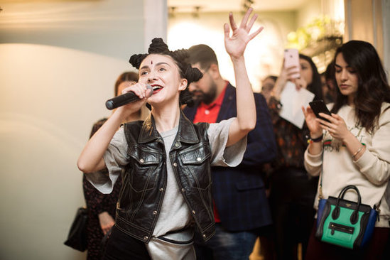 Əməkdar artistin əkiz qızları podiumda – FOTO + VİDEO