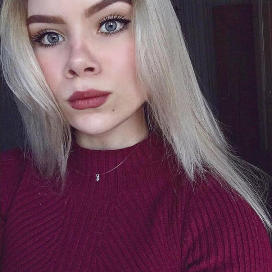 Telefonu ilə hamama girən gənc qız...