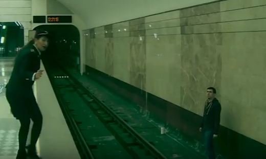 Bakı metrosunda qatarın altında qalan oğlan belə xilas oldu - VİDEO