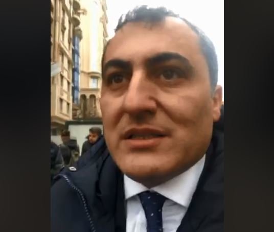 Bakıda külək dayanacağı uçurdu, Agentliyin rəhbəri isə canlı yayım etdi - VİDEO