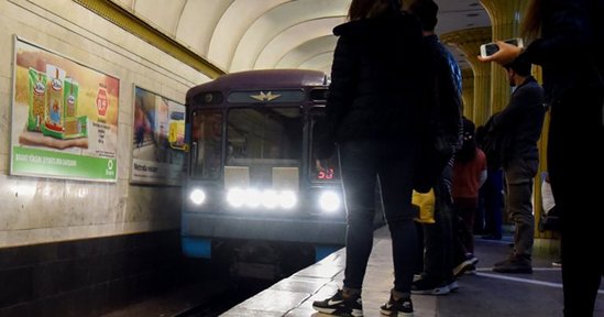 Bakı metrosunda qan düşdü: Adamı vurub qaçdı - VİDEO
