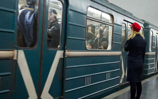 SON DƏQİQƏ! Bakı metrosunda İNTİHAR: Qadın özünü qatarın altına atdı