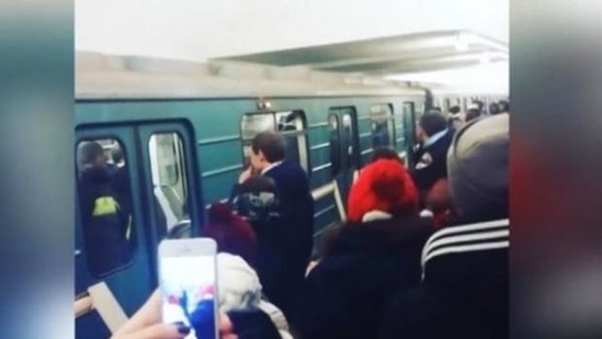 Bakı metrosunda QORXUNC OLAY: Oğlan qızı vurub qatardan platformaya saldı