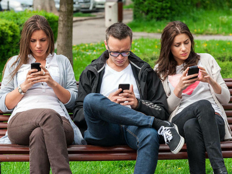 Smartfonlarını əllərindən yerə qoymayanlar sağlamlıqlarını necə riskə atırlar?