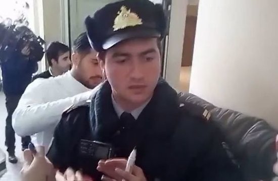 Bakıda hamı bu polisdən danışır : çiynində... - VİDEO