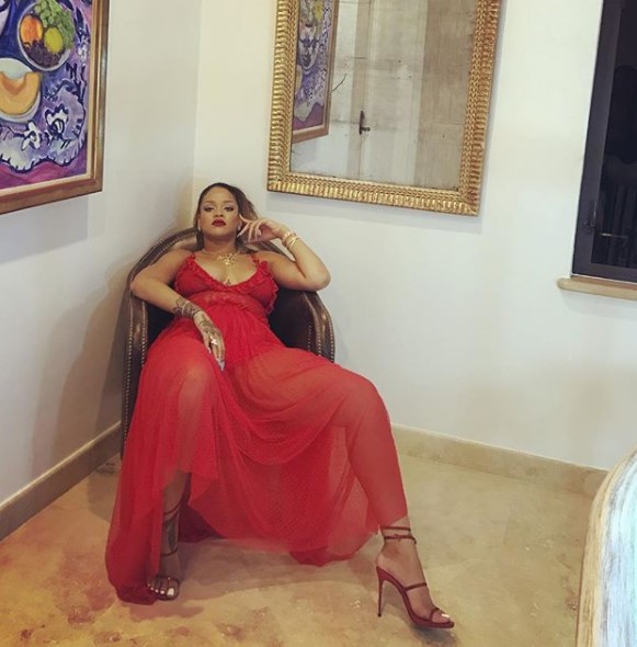 Rihanna qalmaqallı poza - 3 milyon insan...