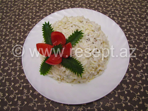 Qara gavalı və qozlu toyuq salatı