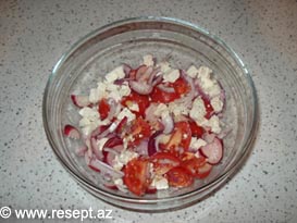 Turp, pomidor və ağ pendirli tərəvəz salatı
