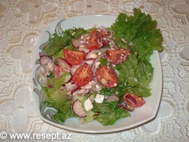 Turp, pomidor və ağ pendirli tərəvəz salatı