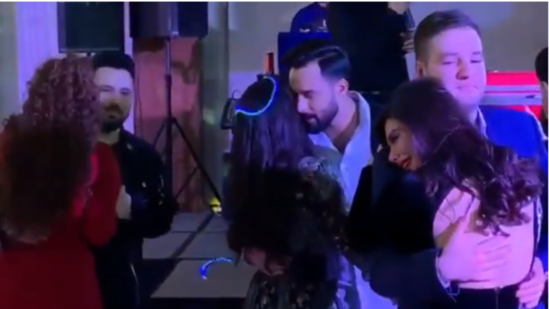 Rəqsanənin qızının ögey qardaşı ilə səmimi görüntüsü hər kəsi ÇAŞBAŞ SALDI: "Toyunuzu görüm" - VİDEO