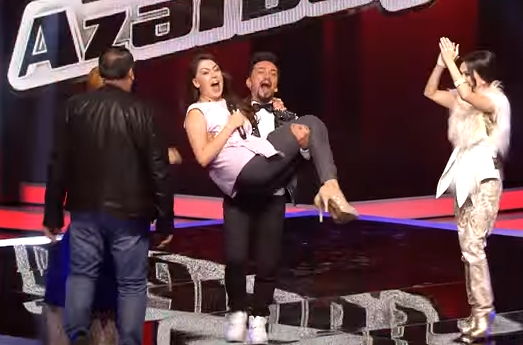 Faiq Ağayev iştirakçını qucağına aldı - VİDEO