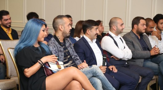 Xalq artisti təqdimata qısa şortikdə gəldi - FOTOLAR