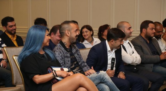 Xalq artisti təqdimata qısa şortikdə gəldi - FOTOLAR
