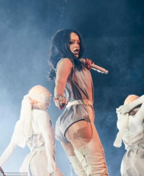 Rihannanın qeyri-adi geyimi