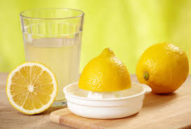 Günə limonlu su içərək başlamağın inanılmaz faydaları...