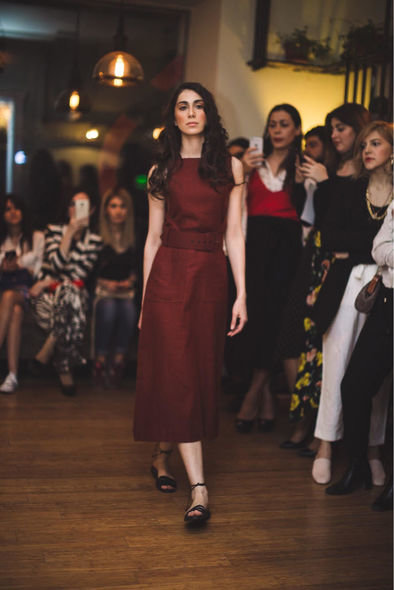 Əməkdar artistin əkiz qızları podiumda – FOTO + VİDEO