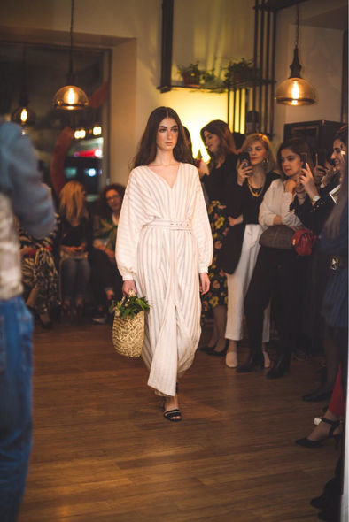 Əməkdar artistin əkiz qızları podiumda – FOTO + VİDEO