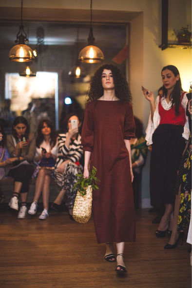 Əməkdar artistin əkiz qızları podiumda – FOTO + VİDEO