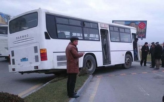 Bakıda FACİƏ: Şagirdin başı avtobusun qapıları arasında qalıb partladı: "Sifəti qan içində..."/FOTO